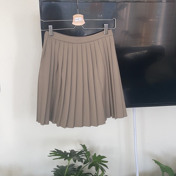 Pleated mini skirt with slit! Worn once! - Picture 2 of 4